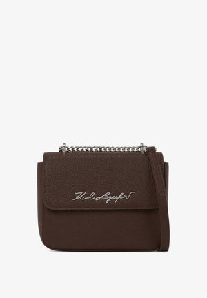 Bolso cruzado de cuero marrón con superficie texturizada, correa de cadena plateada y logo grabado en la solapa frontal.