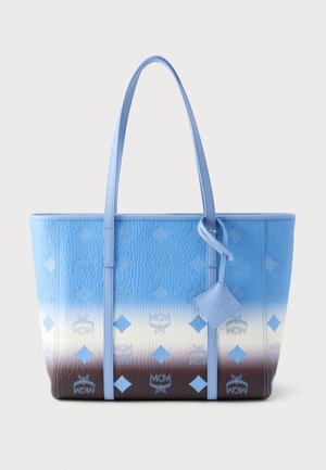 Blau-weiß-braune Leder-Shopper-Tasche mit Farbverlauf, langen Griffen und geprägten MCM-Logos sowie Rautenmuster.
