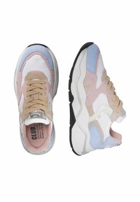 Sneaker bianco, rosa e blu con un design massiccio, materiali in suede e mesh, suola testurizzata e lacci beige. Logo argentato sulla linguetta.