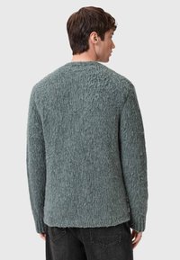 Teksturowany sweter z mieszanki wełny w stłumionym odcieniu zieleni, z okrągłym dekoltem, długimi rękawami i prostym krojem, o miękkim, puszystym wykończeniu.