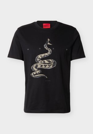 Must lühikeste varrukatega t-särk, millel on keeratud madu graafika ja „HUGO” tekst, mis on rinna kohal kraemärgist allpool laiali jaotatud.