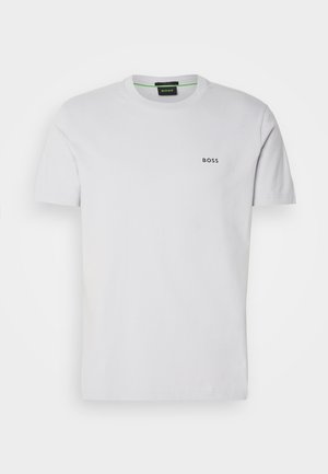 Camiseta de algodón blanca con mangas cortas, escote redondo y pequeño logotipo negro "BOSS" en el lado izquierdo del pecho. Textura suave, corte estándar.