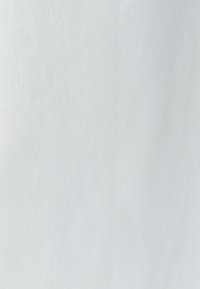 Weißer Stoff mit glatter Textur, der ein einfaches Gewebe-Muster und einen subtilen Glanz zeigt. Keine sichtbaren Muster oder Verzierungen.