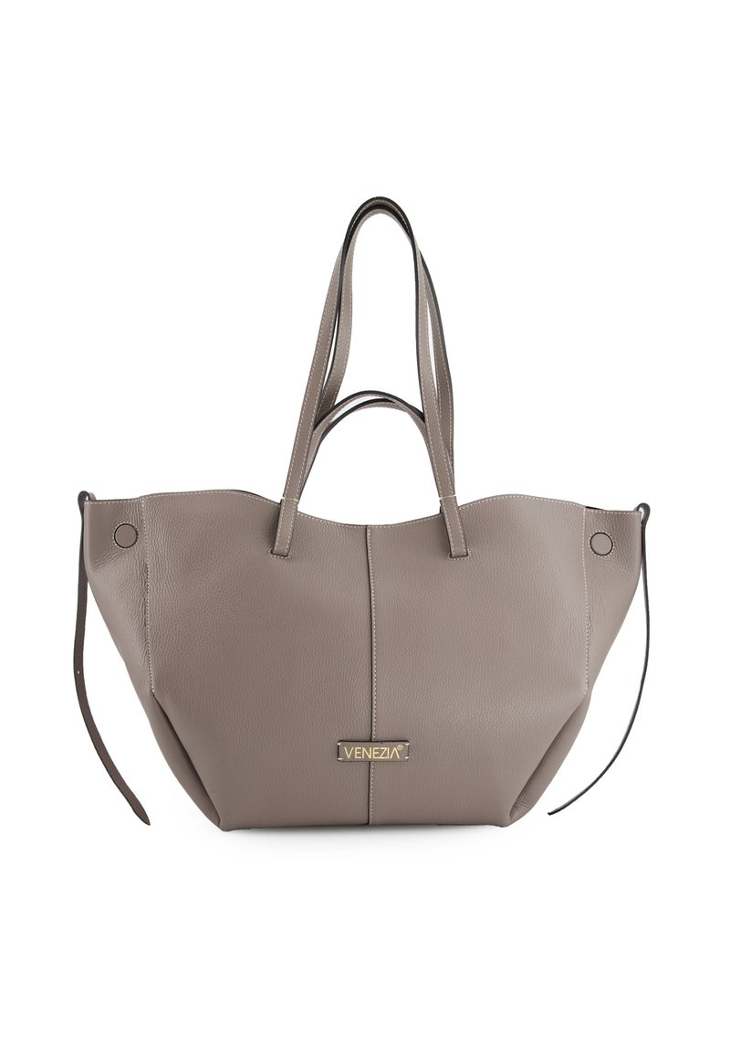 Torebka tote w kolorze taupe z podwójnymi uchwytami, bocznymi sznurkami i małą złotą blaszką z napisem "Venezia" na przednim środku.