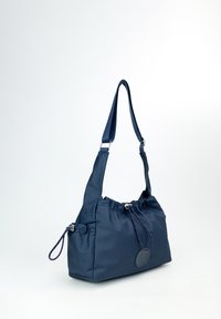 Borsa a spalla in nylon blu navy con parte superiore arricciata, tracolla regolabile e dettagli decorativi in corda rossa; presenta un logo circolare sul lato.