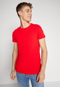 Tommy Hilfiger STRETCH SLIM FIT TEE - Jednoduché tričko - fierce red