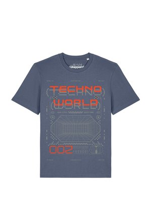 Dunkelblaues T-Shirt mit kurzen Ärmeln, rotem digitalem Text "TECHNO WORLD 002" und geometrischer, technologie-inspirierter Grafik auf der Vorderseite.