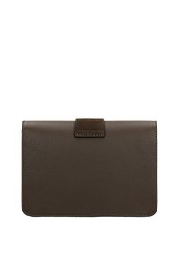 Brązowy portfel ze skórzanym wykończeniem o fakturze, prostokątny kształt i subtelny zamszowy akcent przy zapięciu. Czysty design bez wzorów.