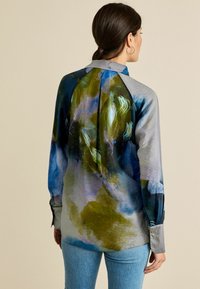 Next WITH HARDWEAR  PETITE - Skjortebluser - blue smudge blur print