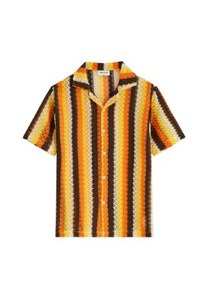Chemise à manches courtes boutonnée avec des rayures verticales en zigzag dans les tons orange, jaune, crème et marron, posée à plat, col ouvert.