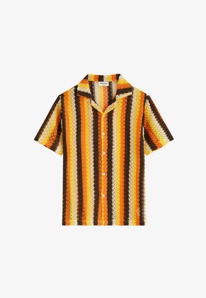 Chemise à manches courtes boutonnée avec des rayures verticales en zigzag dans les tons orange, jaune, crème et marron, posée à plat, col ouvert.