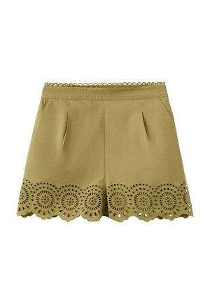Shorts taille haute en toile de chanvre, avec plis sur le devant et ourlet festonné, présentant des motifs floraux découpés en forme circulaire.