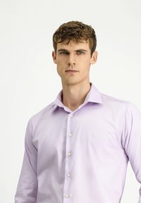 Camicia a maniche lunghe viola chiaro con colletto strutturato, caratterizzata da una chiusura con bottoni davanti e una texture di tessuto liscia.