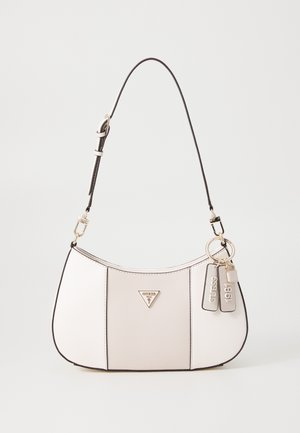 Borsa bianca dalla texture strutturata con una forma curva, dotata di una tracolla nera, hardware dorato e etichette del marchio attaccate.