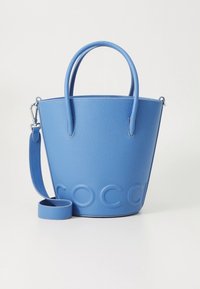 Blaue Leder-Bucket-Bag mit geprägt sichtbarem Logo, abgerundeten Griffen und abnehmbarem Schulterriemen. Strukturierte Oberfläche mit glatter Oberfläche.