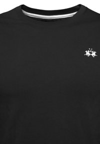 Svart bomullströja med rund halsringning och korta ärmar, med en liten vit broderad logotyp av två hästar. Slät textur.