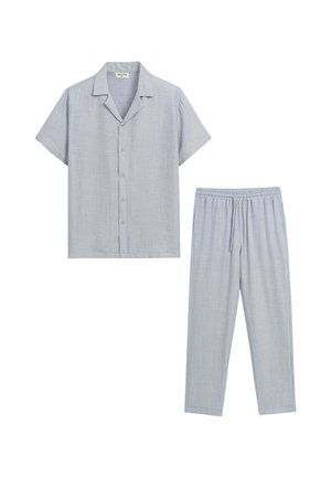 Chemise gris clair à manches courtes avec boutons et col, avec pantalon assorti à cordon en tissu texturé.
