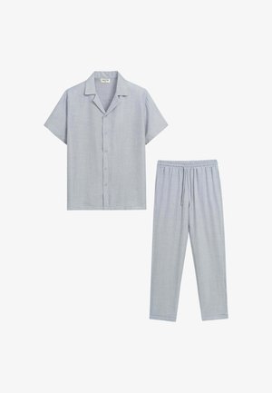 Chemise gris clair à manches courtes avec boutons et col, avec pantalon assorti à cordon en tissu texturé.