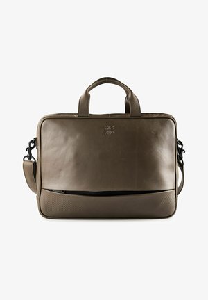 Maletín de cuero marrón con dos asas, correa de hombro desmontable, logotipo en relieve y bolsillo delantero con cremallera y detalle texturizado.