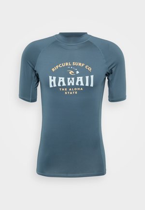 T-shirt bleu à manches courtes en tissu extensible avec un graphisme blanc et orange qui indique "HAWAII" et "L'ÉTAT ALOHA."