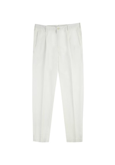 Pantalones blancos de pierna recta, confeccionados en una tela ligera. Incorporan bolsillos frontales, un cierre de botón y una textura suave.