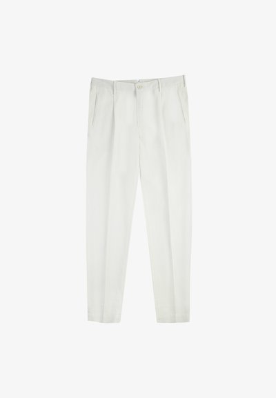 Pantalones blancos de pierna recta, confeccionados en una tela ligera. Incorporan bolsillos frontales, un cierre de botón y una textura suave.
