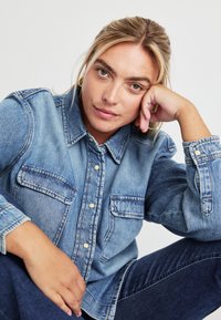 ONLY Carmakoma CARBROADWAY - Πουκαμίσα με κουμπιά - medium blue