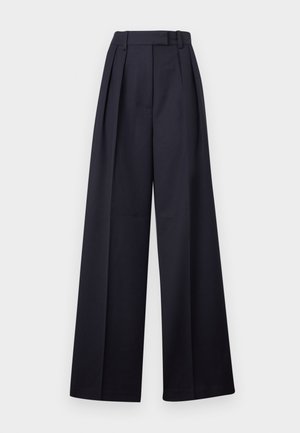 Pantalon noir taille haute à jambes larges avec plis frontaux et ceinture, présenté sur un fond gris clair uni.