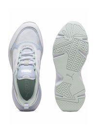 Scarpe sportive bianche con accenti lilla chiaro, pannelli in rete e suole texture. Presentano un collare imbottito e un design con lacci.