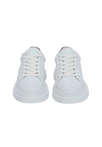 Weiße Ledersneaker mit glatter Oberfläche, Schnürung vorne und perforierten Akzenten an den Seiten. Gepolsterte Sohlen und runde Zehenform.