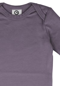 Camicia a maniche lunghe di un viola tenue con una texture morbida e liscia. Presenta un col rotondo con un'etichetta posizionata al centro della schiena.