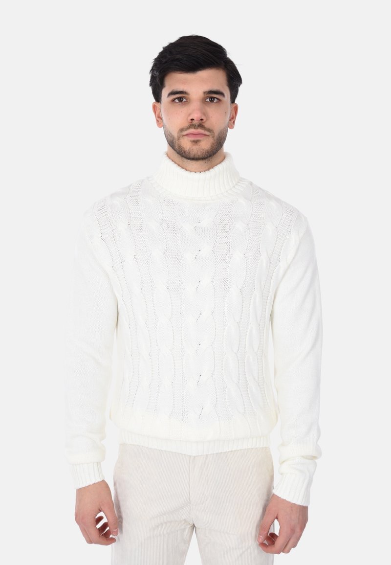 Maglione bianco a collo alto con lavorazione a trecce e polsini e orlo a coste. Il maglione presenta un motivo testurizzato e una vestibilità leggermente ampia.