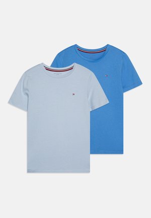 To t-shirts: en lyseblå og en mellemblå. Begge er i bomuld, kortærmede, med rund halsudskæring og et lille logo på brystet.