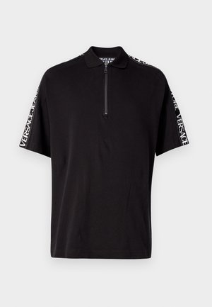 Mustad lühikeste varrukatega polo särk, millel on tõmbluku krae. Õlgade seametel on prinditud Versace Jeans bränding. Sile kangast tekstuur.