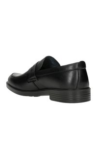 Scarpa in pelle nera senza lacci con punta arrotondata, dettagli della fascia frontale e una texture liscia. Presenta una suola in gomma a profilo basso.