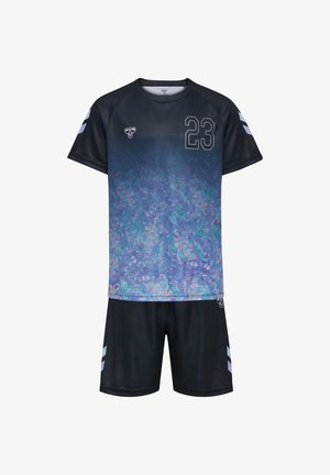 Sort sportstrøje og shorts s blå og lilla abstrakt mønster, nummer 23 på brystet og små hvide logoer på trøje og shorts.