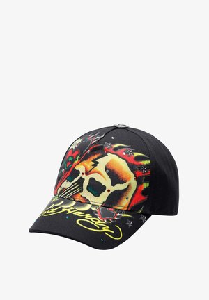 Gorra negra con un vívido gráfico de calavera y corazón, acentuada por llamas coloridas y strass. Visera curvada y correa ajustable.