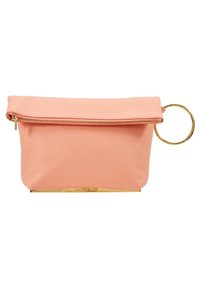 Persikofärgad läderclutch med vikbar topp, guldzipper och cirkulär hårdvaruaccent. Slät textur och minimalistisk design.