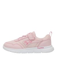 Rosa Sneaker mit einem Obermaterial aus Netzgewebe und synthetischen Akzenten. Verfügt über einen Klettverschluss und Schnürsenkel, eine weiße Sohle und KangaROOS-Branding in Pink.