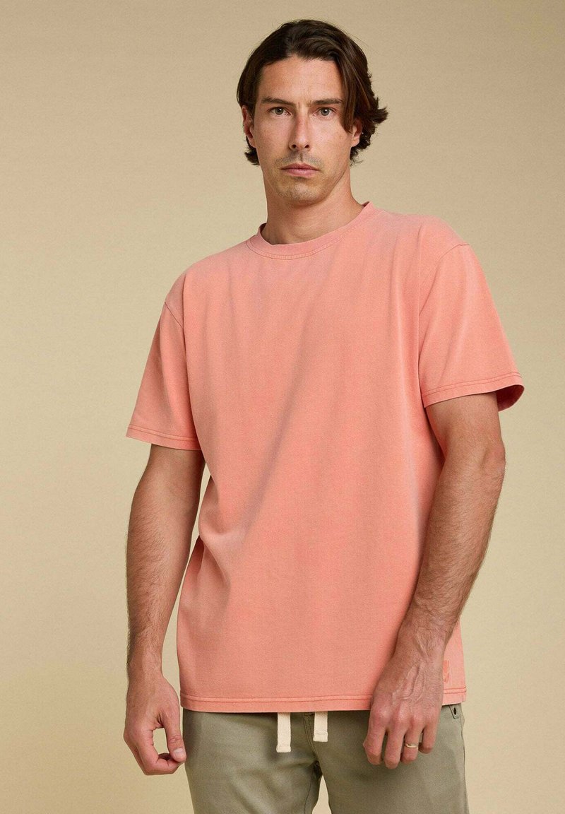 T-shirt à manches courtes, corail, avec un col ras du cou. Fabriqué en coton, il offre une coupe décontractée et des détails de couture subtils.