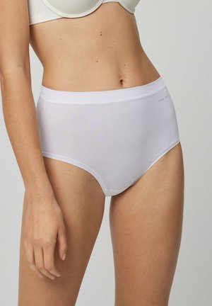 Bragas blancas de cintura alta hechas de una tela suave y elástica. Presentan una cinturilla blanda con un diseño minimalista en la cadera.