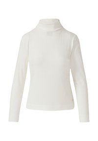 Haut à col roulé à manches longues, côtelé et blanc, avec une coupe ajustée et un petit emblème doré près de l'ourlet sur un fond blanc.