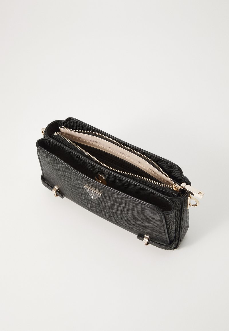 Sac à main en cuir noir avec plusieurs compartiments zippés, quincaillerie en ton doré et un logo triangulaire. Surface texturée et design structuré.