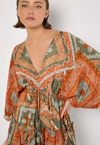 Apricot Vardagsklänning - khaki