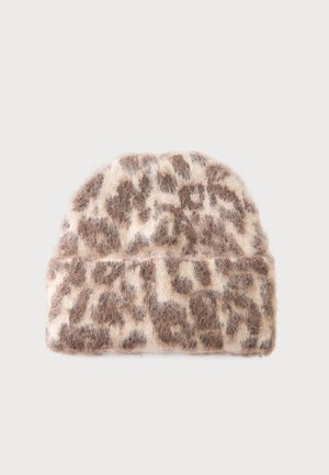 Blød, fluffy beanie-hat med foldet kant i beige og brun leopardmønster på ensfarvet baggrund.