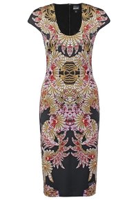 Robe noire présentant un motif complexe floral et géométrique en or, rouge et violet. Manches courtes en forme de casquette et silhouette ajustée avec une fermeture éclair au dos.