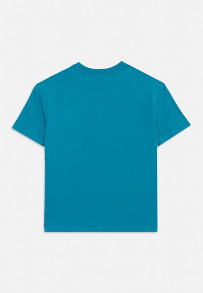 Απλό μπλε κοντομάνικο T-shirt εμφανίζεται από πίσω με στρογγυλή λαιμόκοψη σε λευκό φόντο.