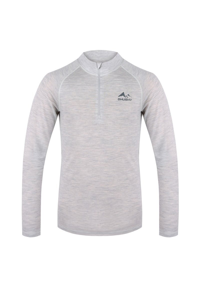 Světle šedý dlouhý svetr s dlouhým rukávem vyrobený z měkkého materiálu, s polovičním zipem, raglánovými rukávy a malým logem hory na hrudi.