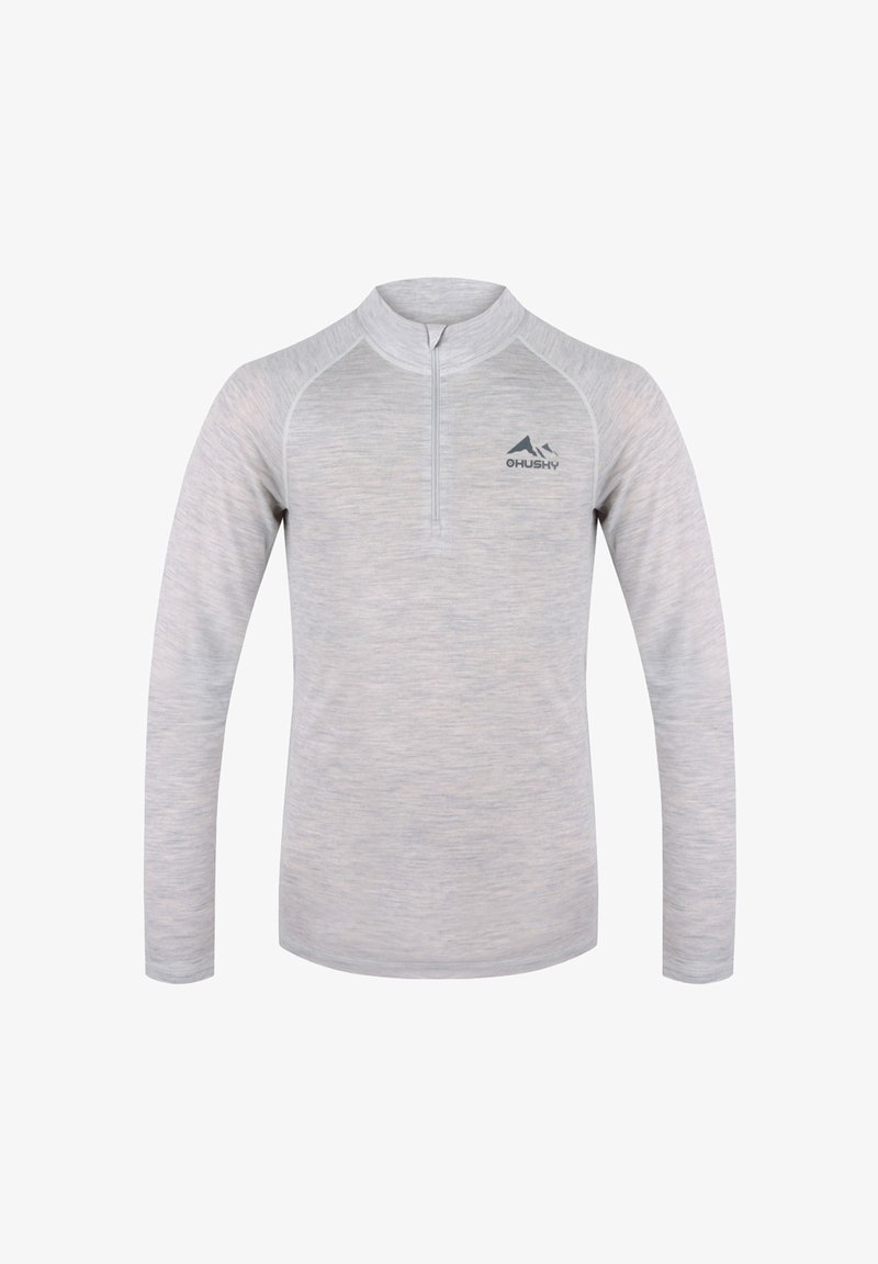 Světle šedý dlouhý svetr s dlouhým rukávem vyrobený z měkkého materiálu, s polovičním zipem, raglánovými rukávy a malým logem hory na hrudi.