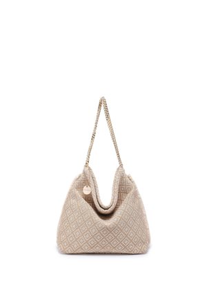 Borsa in tessuto beige con motivo a diamante, forma morbida hobo e tracolla a catena dorata, con targhetta rotonda dorata del brand.